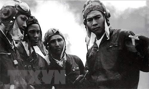 在94次出击中，阮文七（右）已经击落7架美国轰炸机，其中包括5架F4和2架F105战斗机。（图自越通社）