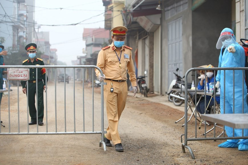 常信县公安、军队和医疗干部等都参加检疫检查工作。越通社记者 明决 摄