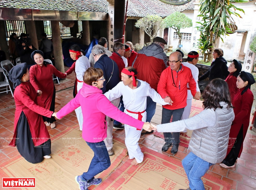 参加古村春曲游，游客可欣赏来自富德、金黛、泰德、安泰等4个春曲坊艺人表演的春曲。（图自越通社/越南画报）