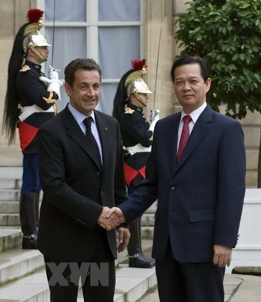 2007年10月1日，访问法国期间，阮晋勇总理在总统府会见了法国总统萨科齐。图自越通社