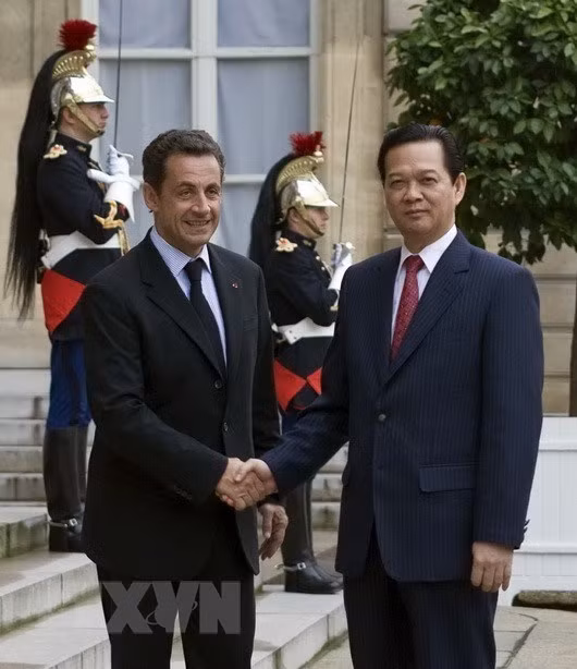 2007年10月1日，访问法国期间，阮晋勇总理在总统府会见了法国总统萨科齐。图自越通社