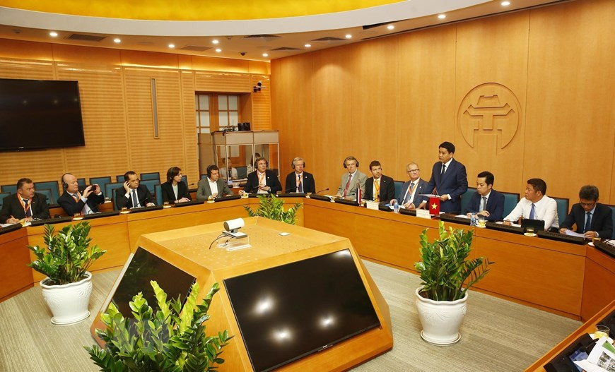 2019年访问越南期间，荷兰首相马克•吕特出席河内市人民委员会与荷兰企业关于城市可持续发展的座谈会。（图自越通社）