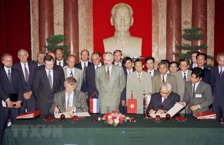 1995年6月12日，越南政府总理武文杰与荷兰首相維姆•科克发布联合声明。自1993年以来，两国代表团互访频繁，为加强两国在所有领域的政治互信、友好合作打下基础。（图自越通社）