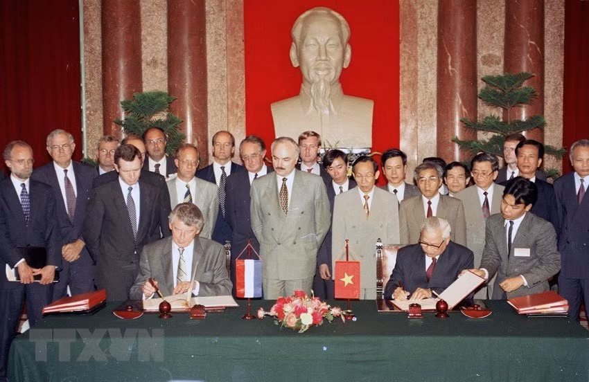 1995年6月12日，越南政府总理武文杰与荷兰首相維姆•科克发布联合声明。自1993年以来，两国代表团互访频繁，为加强两国在所有领域的政治互信、友好合作打下基础。（图自越通社）