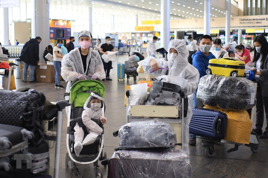 越南公民等候办理登机手续。越通社记者 陈孝 摄。