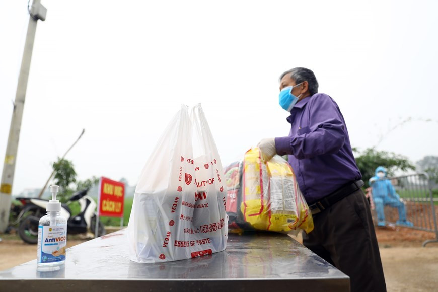 送到东旧村的食品物资都得到严格管控。越通社记者 明决 摄