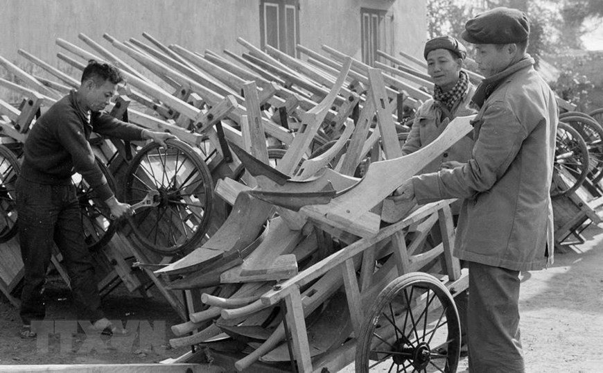 1977年第一季度，太平省兴河县农具店向农业合作社发货。（图自越通社）