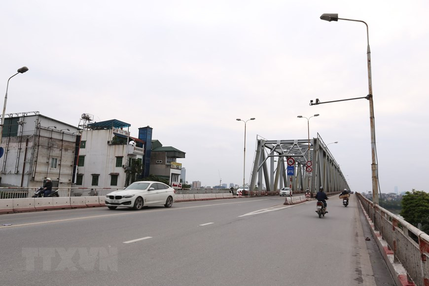 这是章阳桥前所未有的场景。越通社记者 英俊 摄