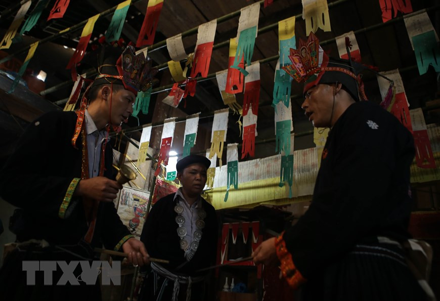 原平县瑶族同胞的成人礼在族长的主持下举行，家族里所有人都要参加该活动。（图自越通社记者周校 摄）