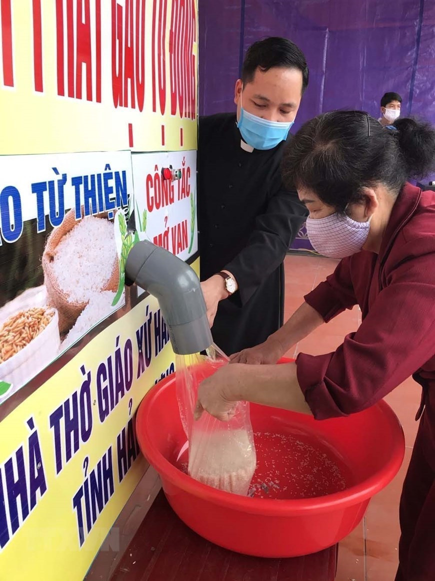 前来领取大米的人大部分是街头小贩、失业者、清洁工、卖彩票的人、贫民等。（图自越通社）