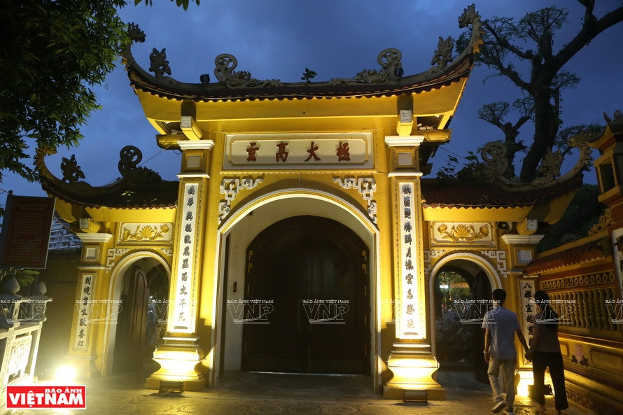 在春节除夕，镇国寺举办祈祷国泰民安的祭典，这是一年中最神圣的祭典。（图自越通社/越南画报）