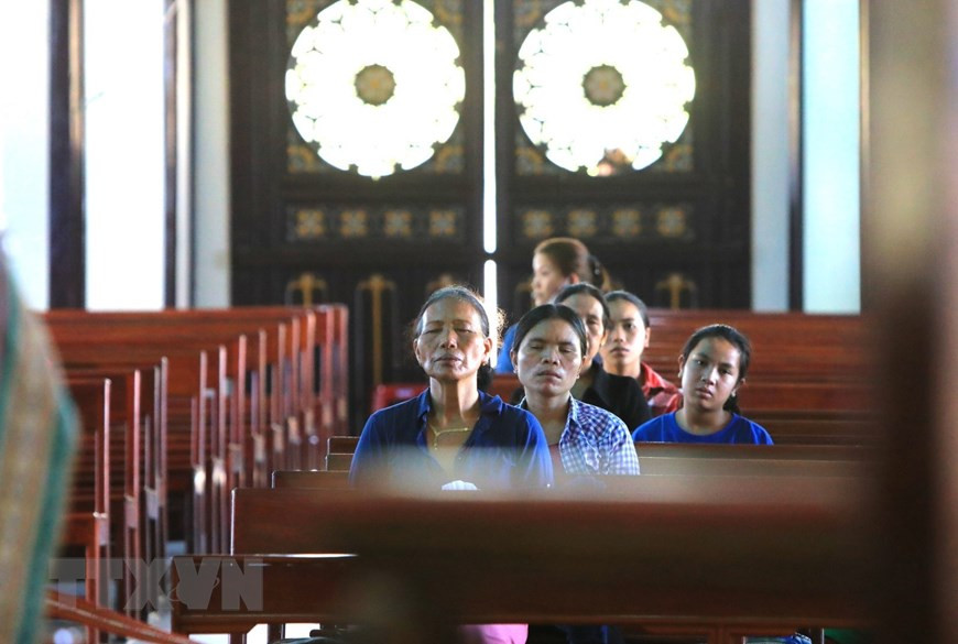 当地信徒来昆嵩木质教堂做礼拜。（越通社记者成达 摄）