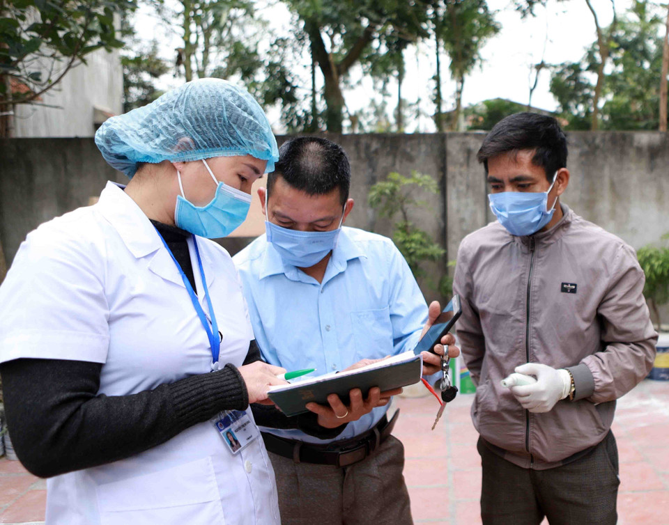 永福省疾病监控中心的医务人员同梁沟村干部检查当地人民身体状况。（越通社记者黄孟雄 摄）