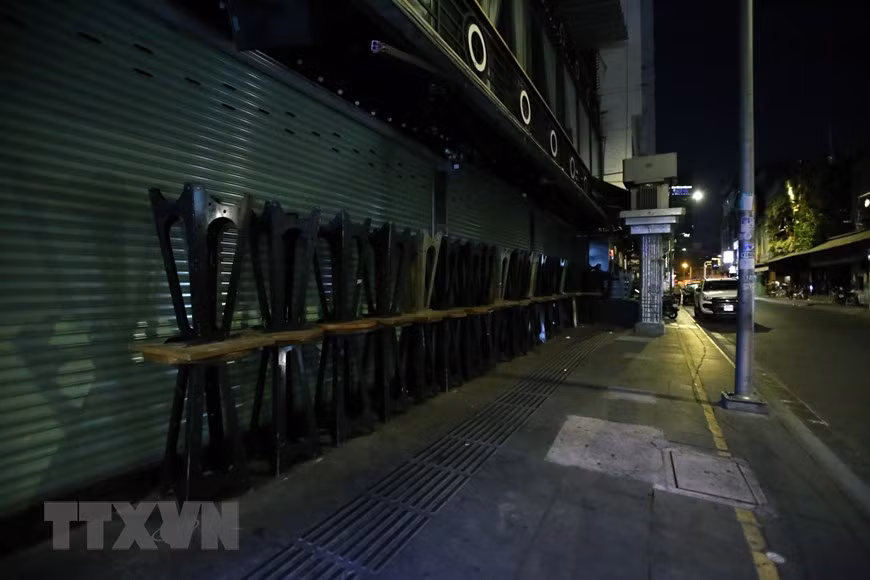 裴援步行街的酒吧和餐饮店闭门谢客。越通社记者 成忠 摄