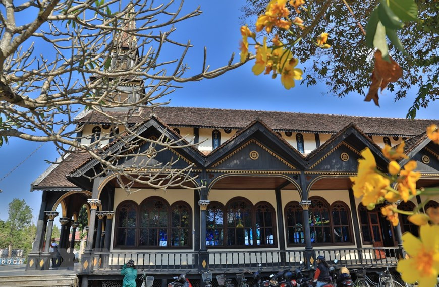 该教堂是目前世界上唯一巴西利卡风格的木质工程。（越通社记者成达 摄）