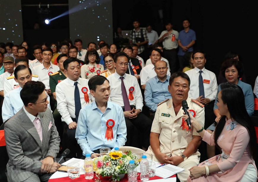 同参与活动的代表交流。越通社记者 统一 摄。