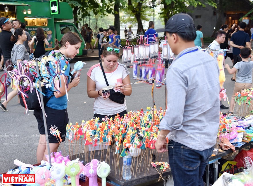 面塑吸引外国游客的眼球。图自越通社越南画报。