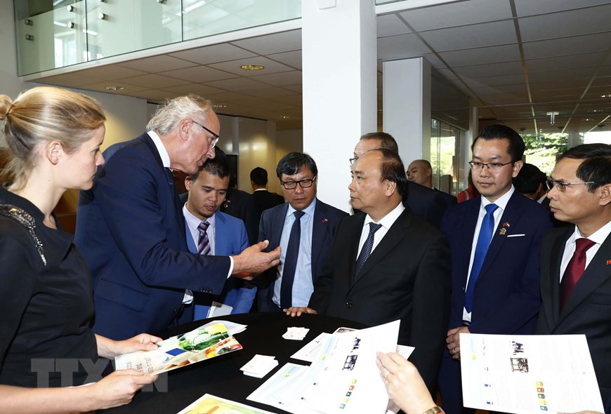 2017年7月，阮春福总理造访瓦格宁根大学并参观荷兰公司和越南大学生的农业领域创业项目展区。（图自越通社）