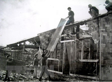 河内冲锋青年参加基础设施建设工作，以迎接林同新经济区居民。（图自越通社）