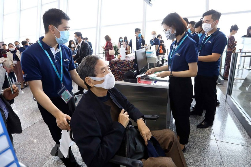 内排国际机场的旅客和工作人员都主动自备口罩，力争做好防疫工作。（图自越通社）