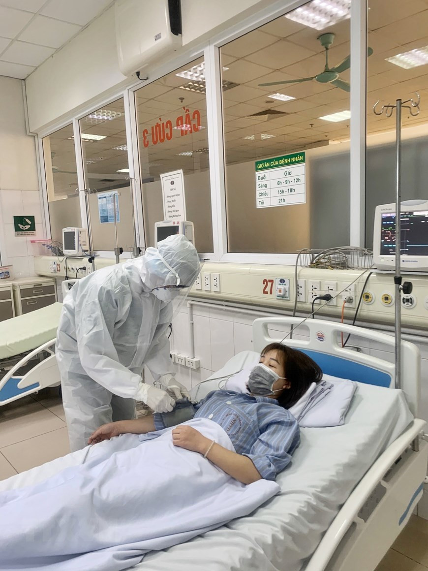 中央热带病医院东英分院的医生始终高举责任旗帜为新冠肺炎患者治疗。（图自越通社）