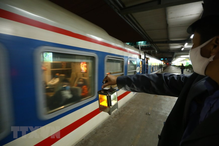 SE3列车快速前行，离开河内火车站。（图自越通社）