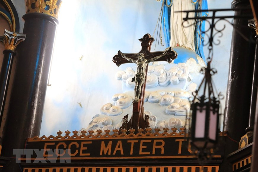 昆嵩木质教堂拥有100多年历史，以罗氏娑罗双为主要建材，结合了罗马建筑和巴拿族高脚屋建筑的特点。（越通社记者成达 摄）