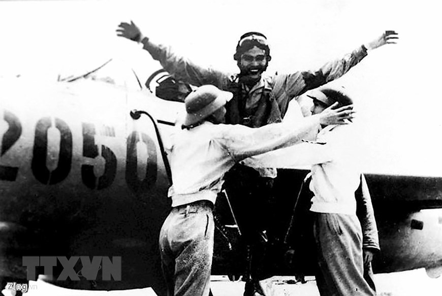 1966年4月26日，在阮文七击落敌军F-4C战斗机之后，战士们纷纷祝贺阮文七的战功。抗美战争中，阮文七共击落了敌军战机7架，其中包括5架F4和2架F105。（图自越通社）