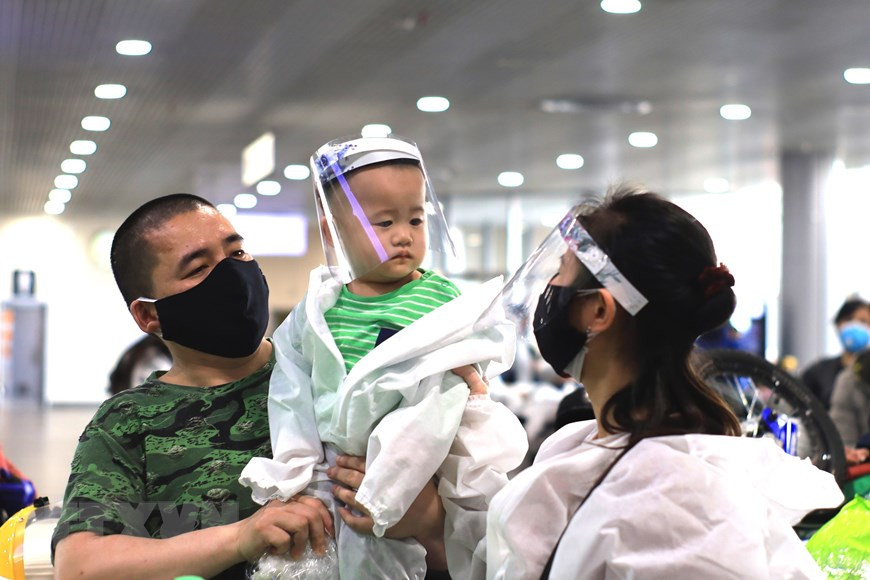 大家都佩戴口罩和穿防护服。越通社记者 陈孝 摄。