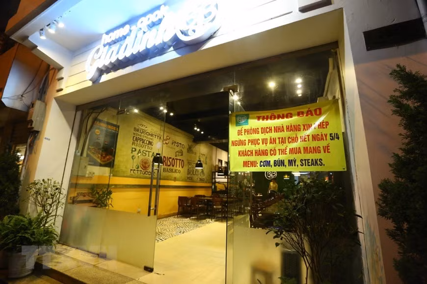 餐饮店在门外贴上公告，只为顾客提供外卖服务。越通社记者 陈越 摄
