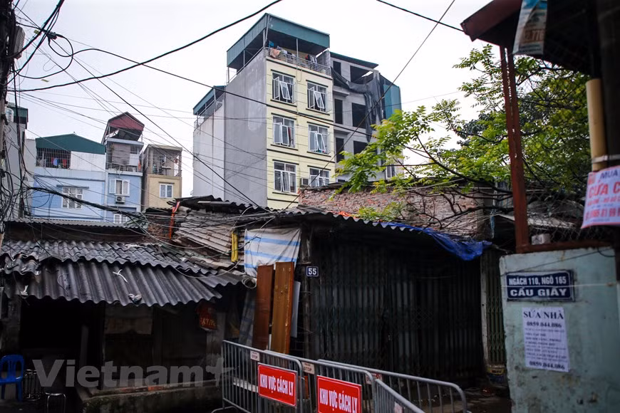 黄色楼房是第39例患者居住之屋。（越通社记者明山 摄）