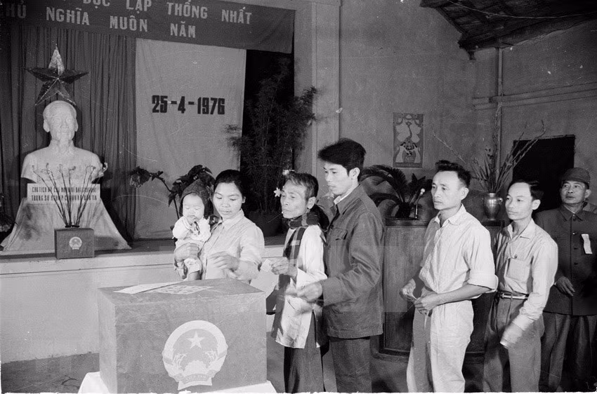 1976年河内市巴廷区选民投票选举新一届国会成员。（图自越通社）