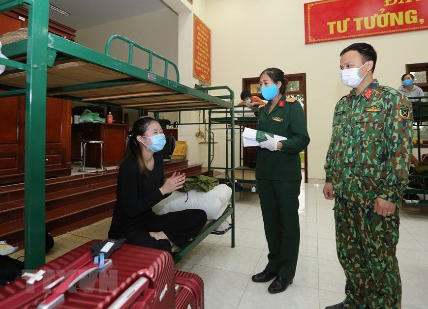 隔离期间，隔离人员始终得到干部战士的慰问和照顾。越通社记者 杨江 摄