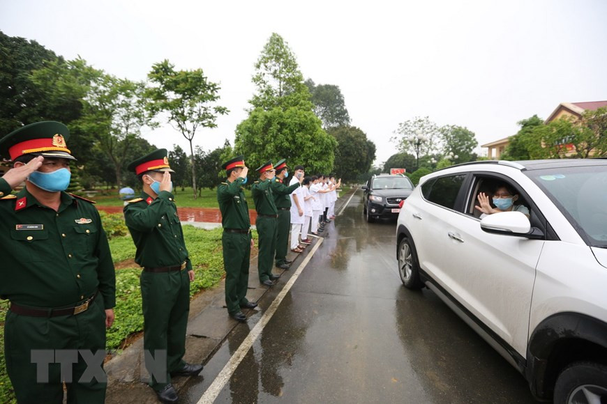 战士和军医干部送别公民返乡。越通社记者 杨江 摄
