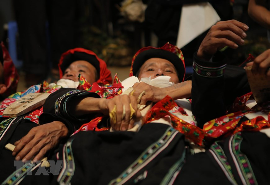 原平县瑶族同胞的成人礼在族长的主持下举行，家族里所有人都要参加该活动。（图自越通社记者周校 摄）