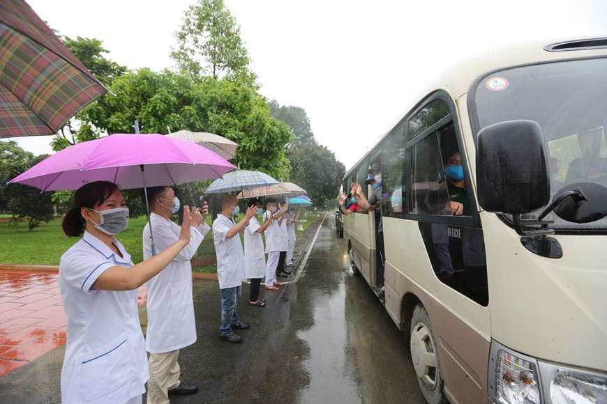 战士和军医干部送别公民返乡。越通社记者 杨江 摄