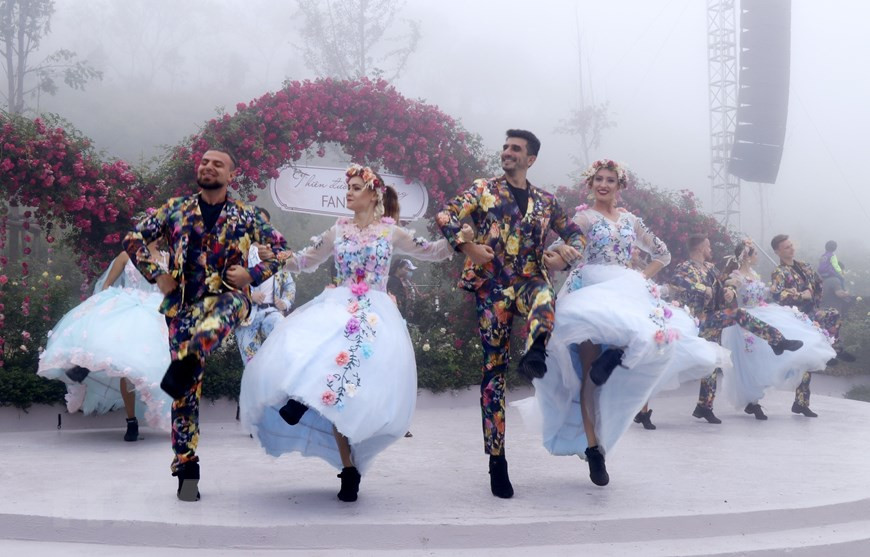 老街省沙巴太阳世界番西邦山传奇旅游区举行许多有趣的艺术表演活动来吸引游客。（图自越通社）