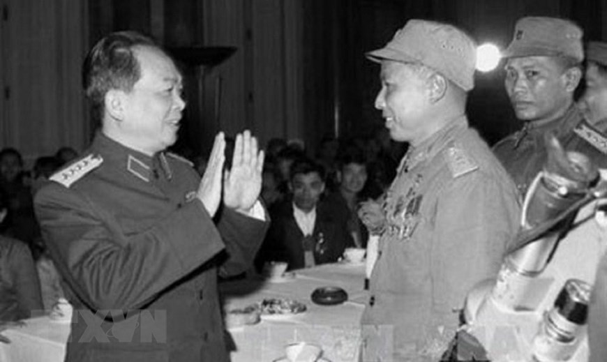 在1967年1月抗美救国英雄战士竞赛大会上，武元甲大将与林文历大校亲密交谈。（图自越通社）