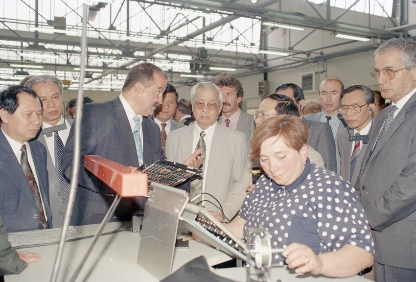 1993年访问法国期间，武文杰总理参观了阿尔卡特公司的设备生产厂。图自越通社