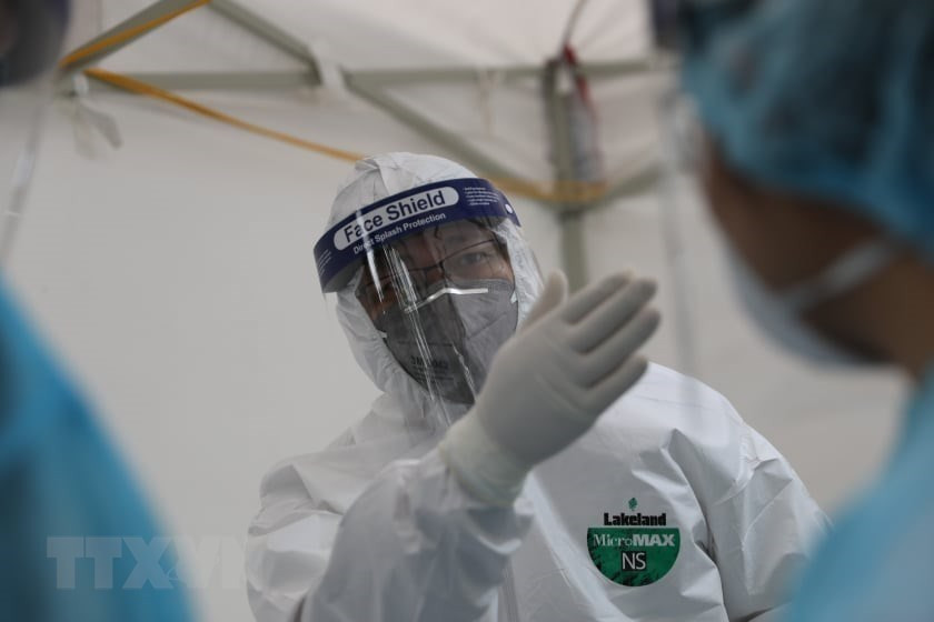 栋多初中学校是河内市新冠肺炎快速检测点之一。越通社记者 青松 摄
