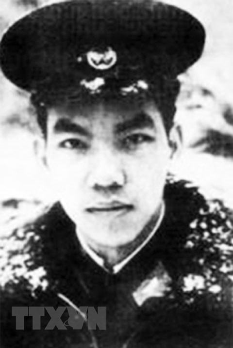 在“河内12个昼夜”战役中，武春卲飞行员驾驶米格21飞机直面攻击敌军B52轰炸机并英勇牺牲。（图自越通社）