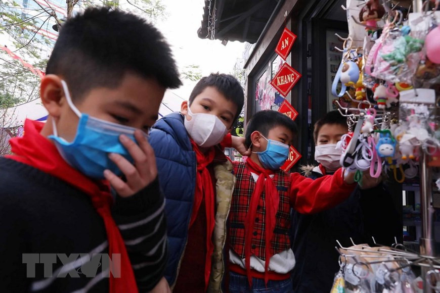 来河内图书街的学生可以免费领取口罩。（图自越通社）