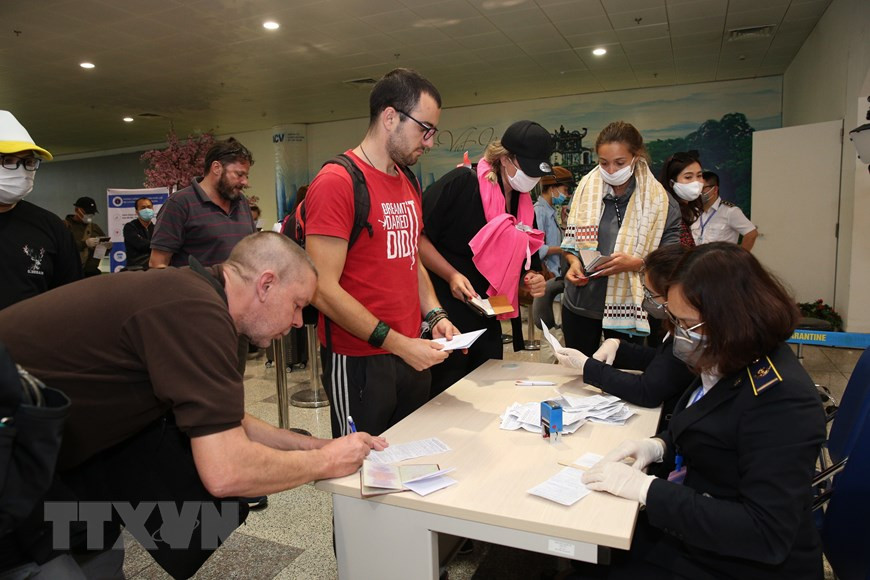 为了确保自己和他人的安全，旅客需要诚实申报健康状况。越通社记者 杨江 摄