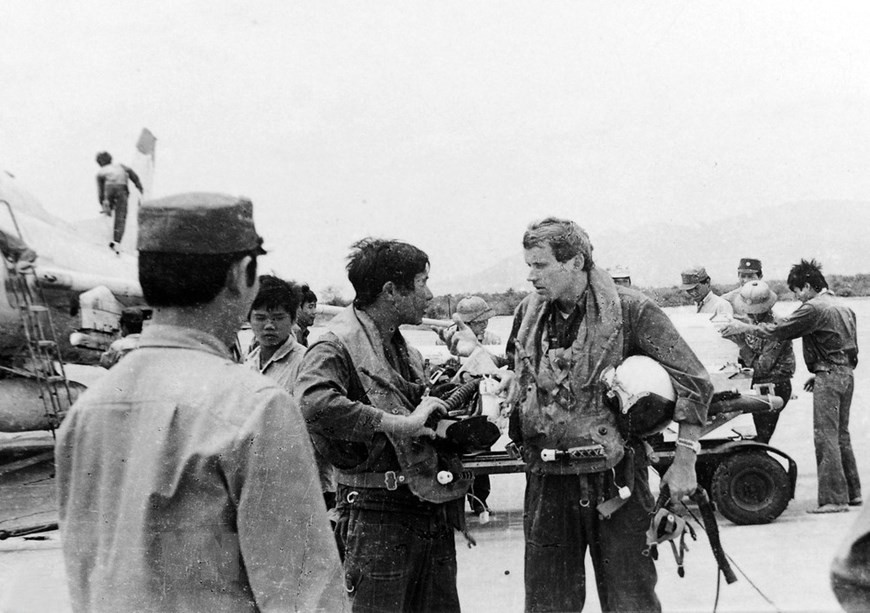 1988年，在首次驾驶Su-22M飞机到长沙之后，371号师团安世空军团923号中团的飞行员与苏联专家交换经验。（图自越通社）