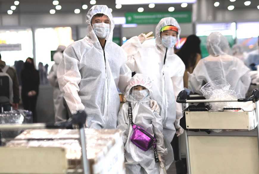 在谢列梅捷沃国际机场等候登机回国的越南公民。越通社记者 陈孝 摄。