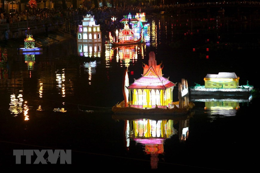 拜月节期间，人民前往当地江河放灯笼。图自越通社