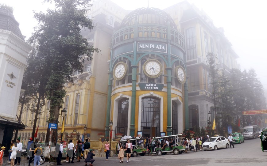 游客前往购买登上位于老街省沙巴镇的番西邦峰的缆车。（图自越通社）