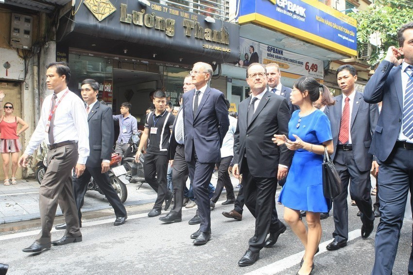 访越期间，法国总统弗朗索瓦•奥朗德走路参观河内古街。图自越通社