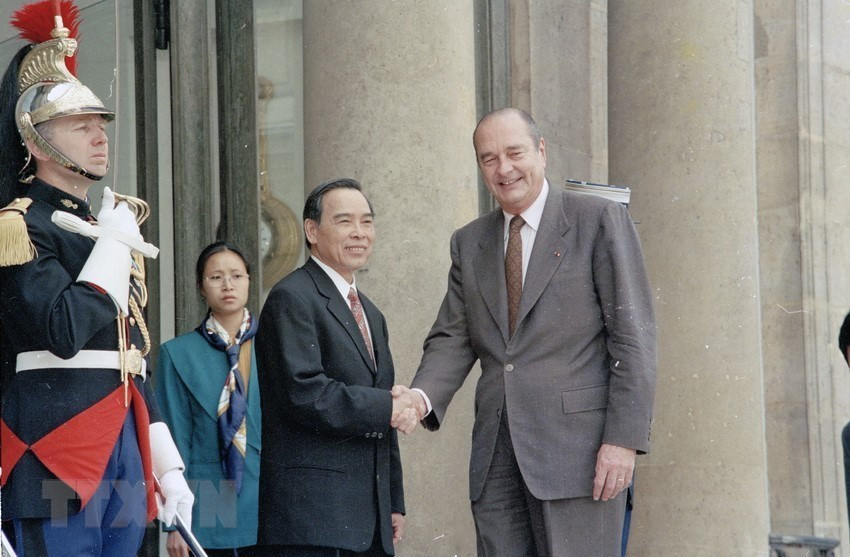 1998年4月4日，法国总统雅克•希拉克会见来访的越南政府总理潘文凯。图自越通社