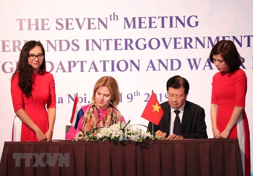 2019年4月9日在越荷政府间联合委员会第七次会议上，越南政府副总理郑廷勇与荷兰基础设施与环境部部长卡拉•范尼乌文赫伊曾签署关于应对气候变化和水资源管理的合作备忘录。（图自越通社）
